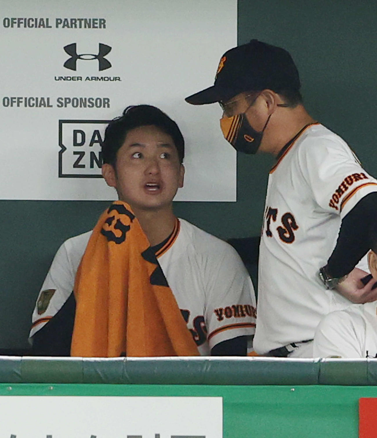 巨人対ヤクルト　5回表を終え、ベンチで宮本コーチ（右）に話しかけられる横川（撮影・河野匠）