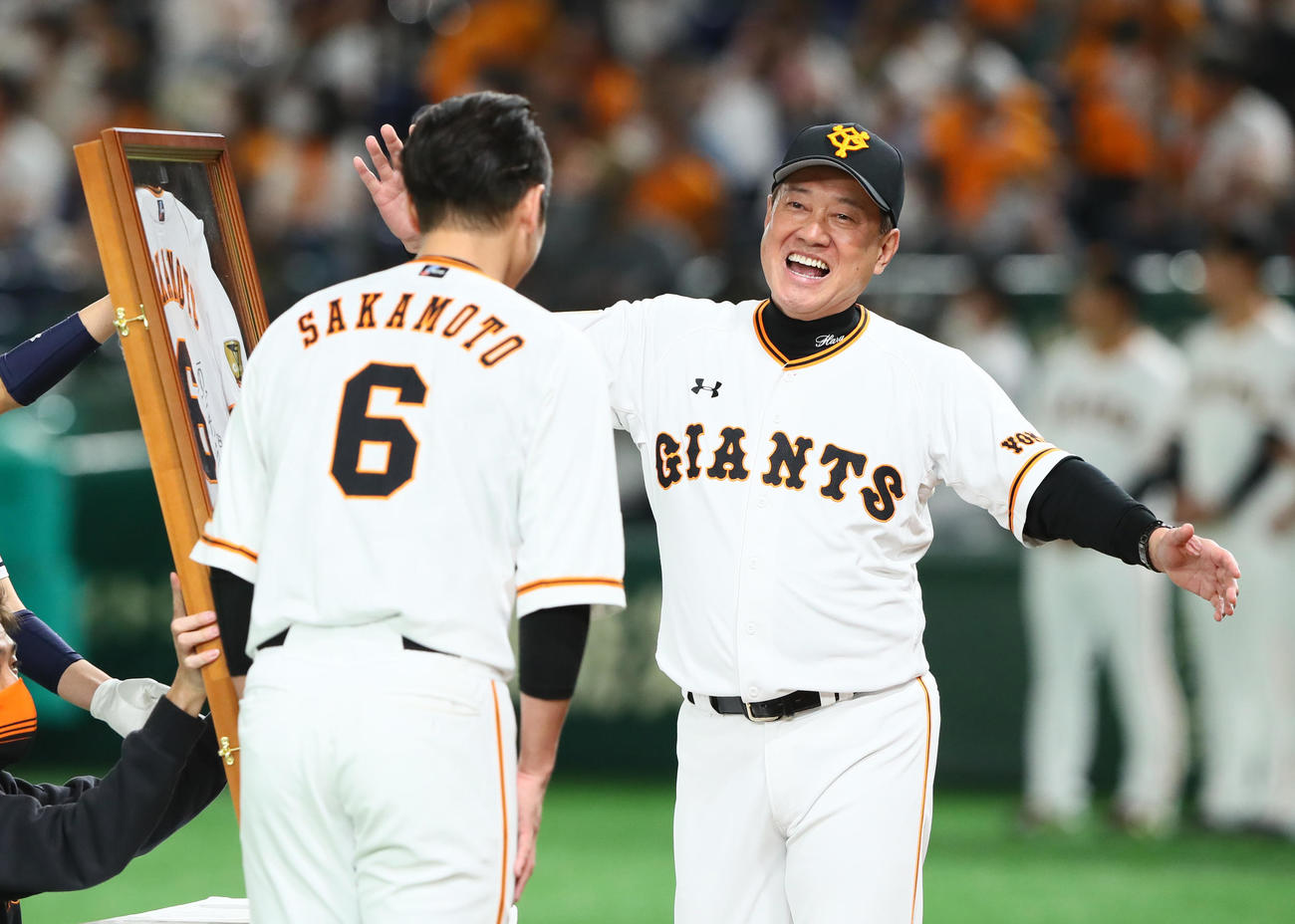 巨人対ヤクルト　通算2000安打を達成した巨人坂本（左）を祝福する原監督（撮影・足立雅史）