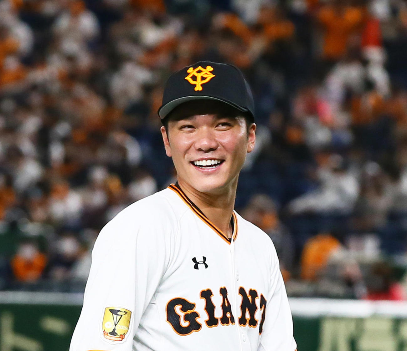 巨人対ヤクルト　場内1周で笑顔を見せる巨人坂本（撮影・足立雅史）