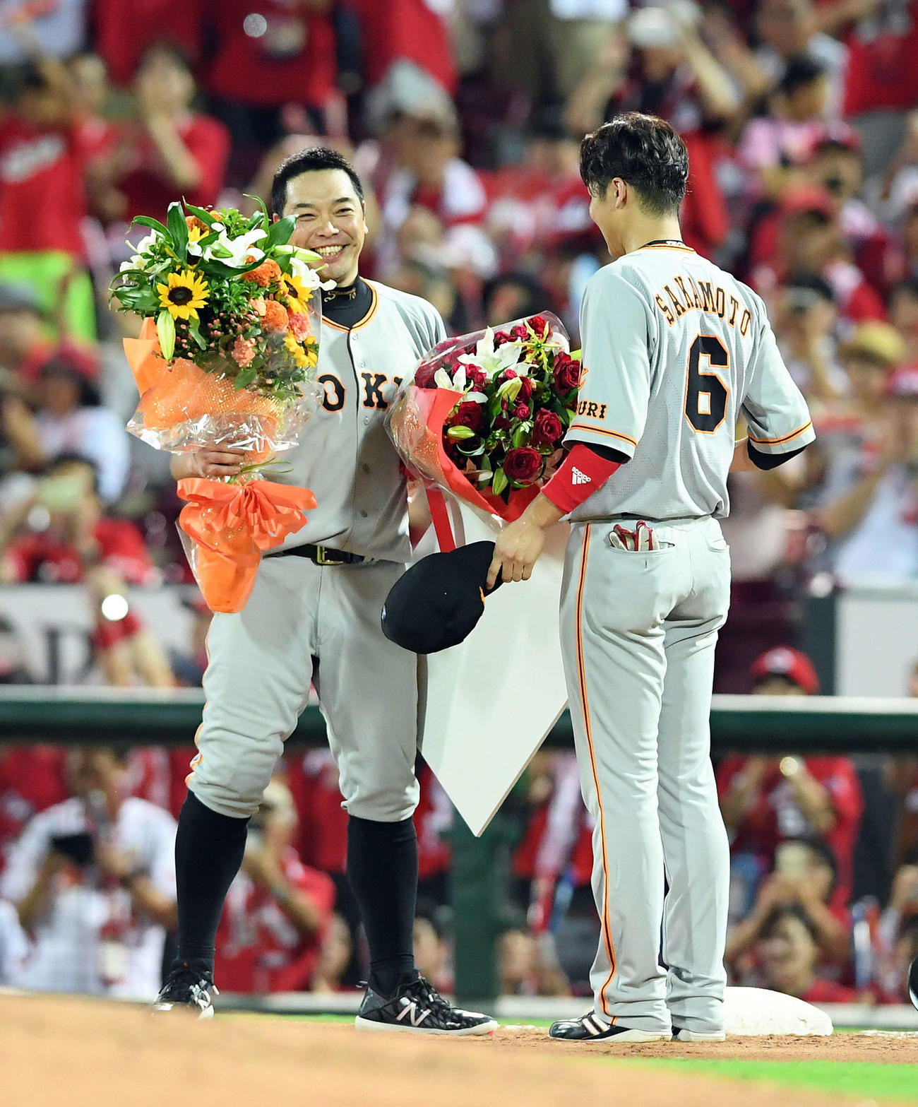 巨人阿部が2000安打を達成し、坂本勇から花束を贈られる（2017年8月13日）