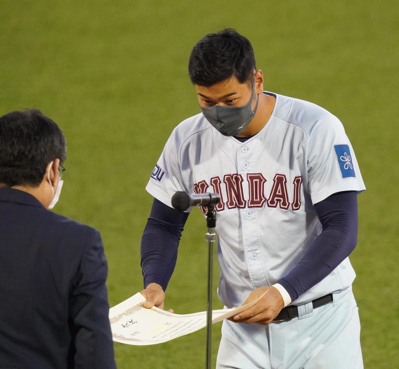 関西地区大学野球選手権　表彰状を受け取る近大・佐藤輝明（撮影・清水貴仁）