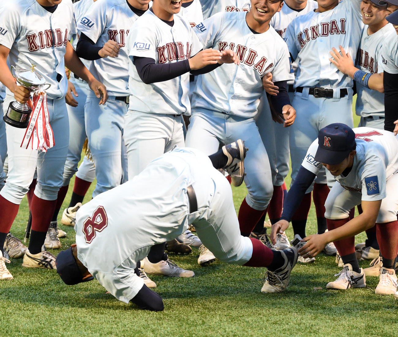 関西地区大学野球選手権で優勝し、胴上げされた近大・佐藤は、降りながら前転する（撮影・前岡正明）