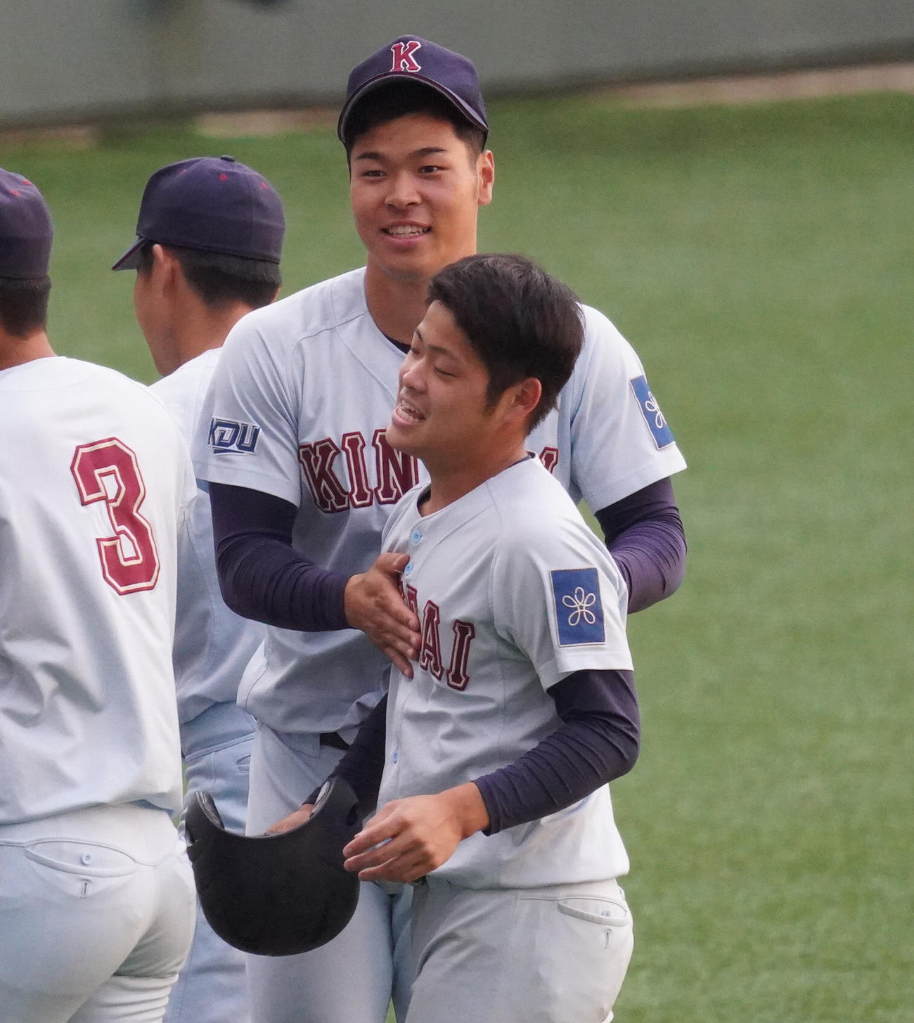 関西地区大学野球選手権　決勝　関西国際大対近大　延長11回裏近大1死満塁、逆転サヨナラ打を放った大杉（手前）を祝福する佐藤輝明（撮影・清水貴仁）