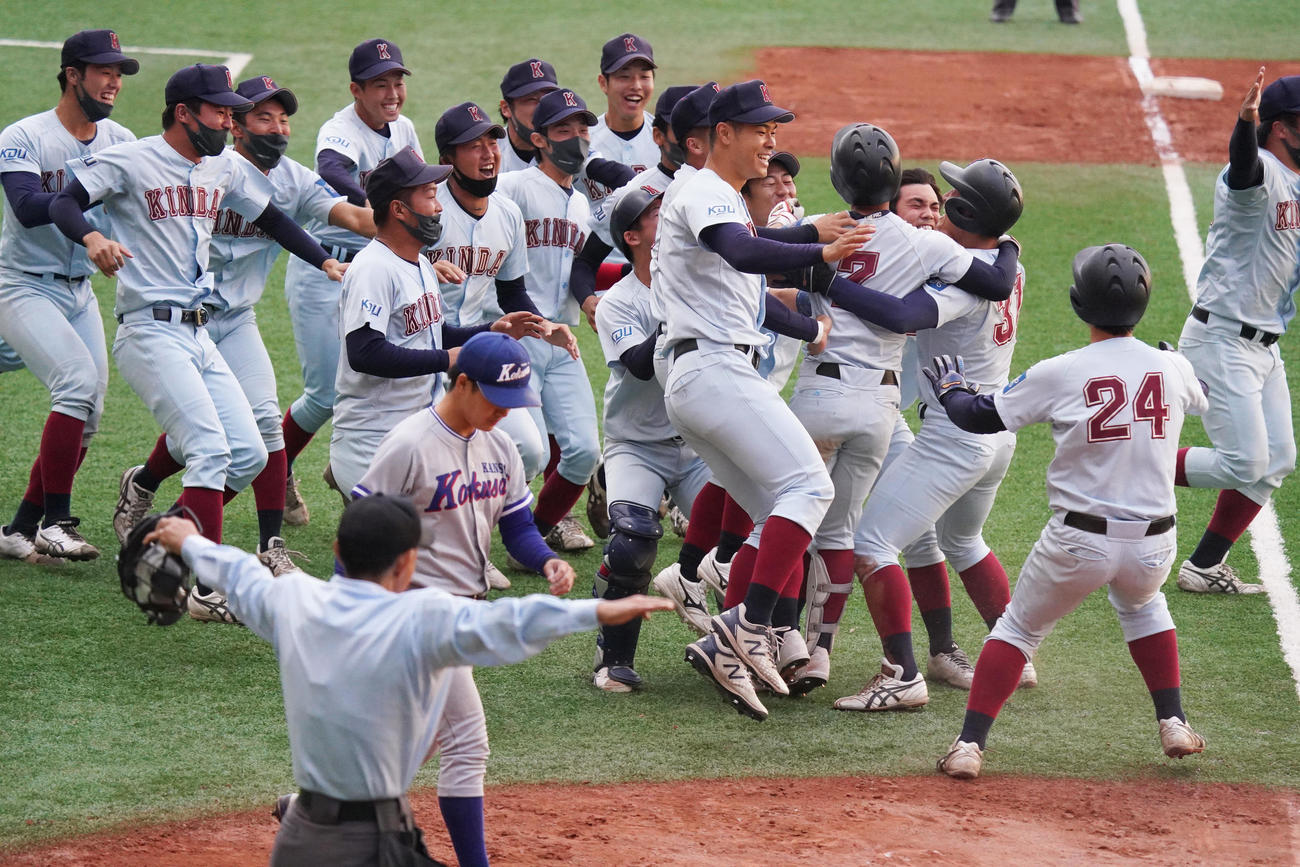 関西地区大学野球選手権　決勝　関西国際大対近大　延長11回裏近大1死満塁、逆転サヨナラ勝ちに歓喜の近大・佐藤（中央）らナイン（撮影・清水貴仁）