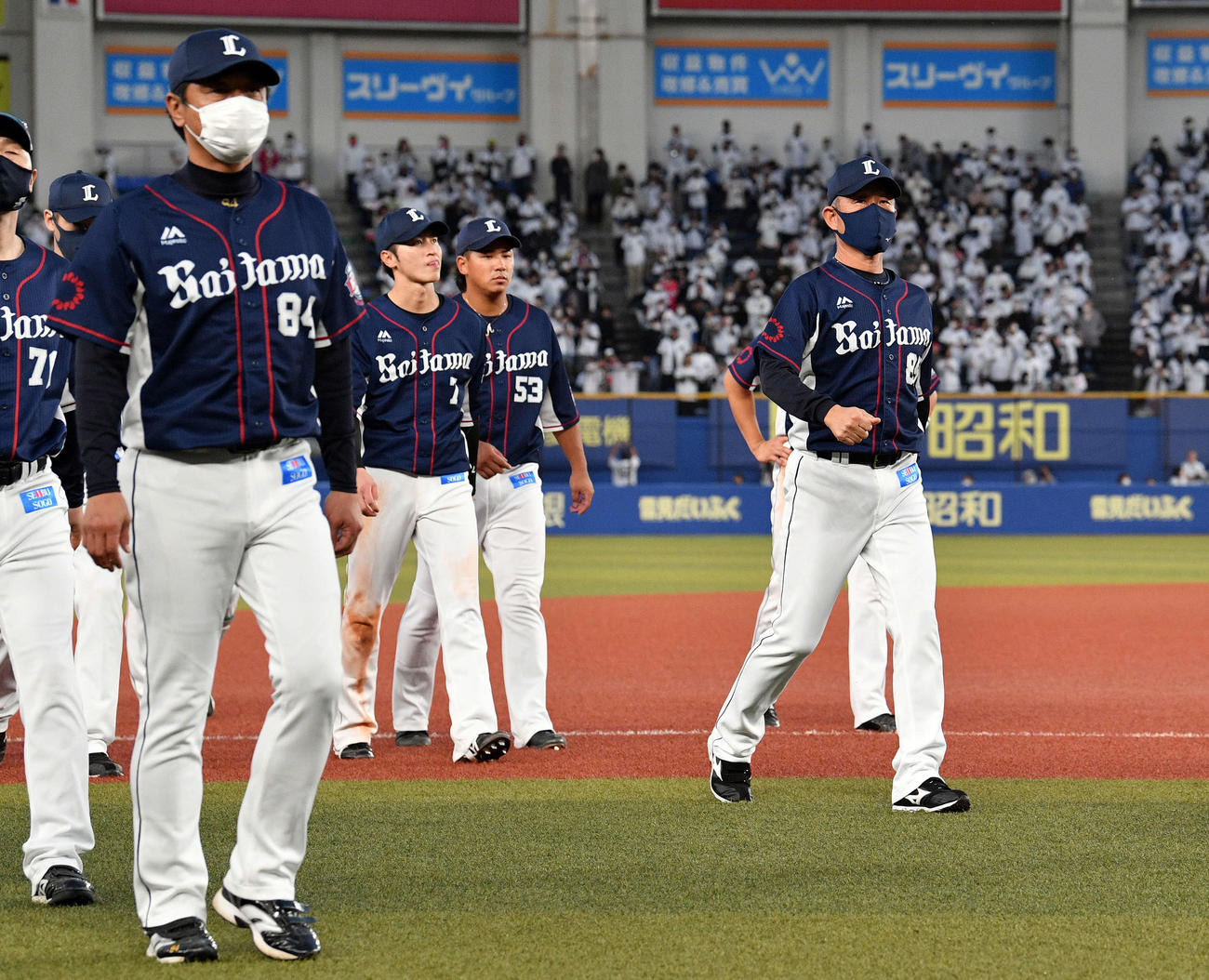 ロッテ対西武　CS進出を逃し引き揚げる西武辻監督（右）らナイン（撮影・滝沢徹郎）