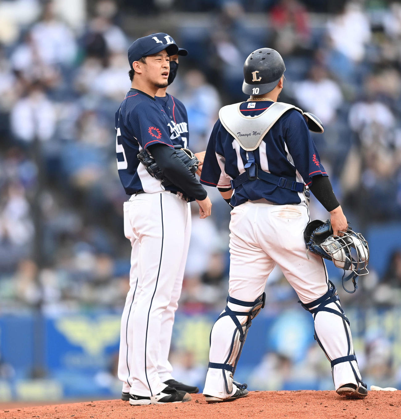 ロッテ対西武　6回裏ロッテ2死一、二塁、荻野の適時内野安打と自らの悪送球で失点した平井（左）は顔をゆがめる（撮影・鈴木みどり）