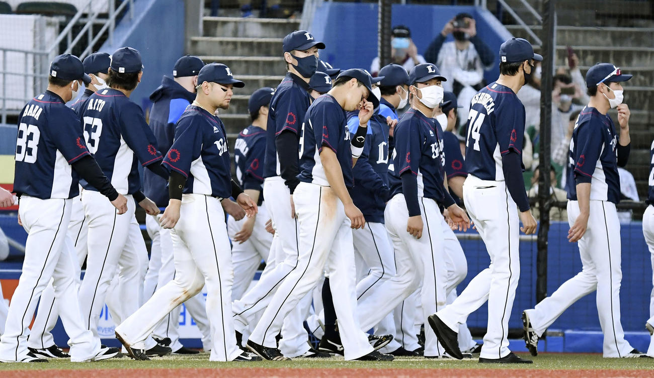 試合後、スタンドのファンへあいさつに向かう西武ナイン（共同）