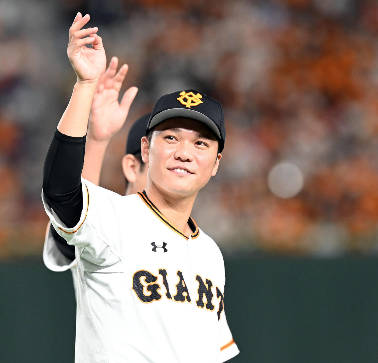 東京ドームでの最終戦を終え、ファンの声援に応える巨人坂本（撮影・たえ見朱実）