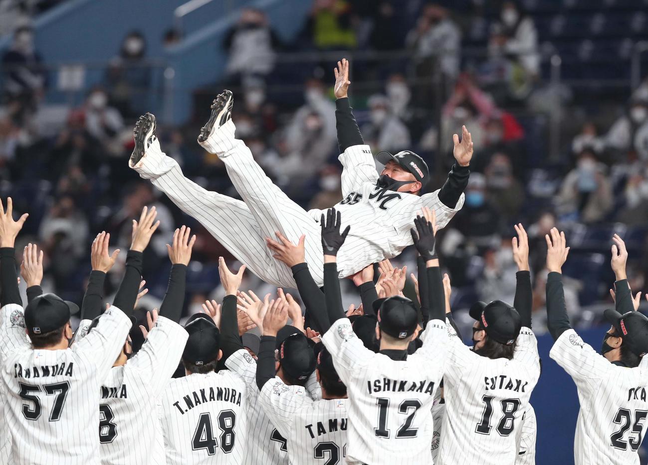 ロッテ対日本ハム　引退する細川はナインから胴上げされる（撮影・黒川智章）