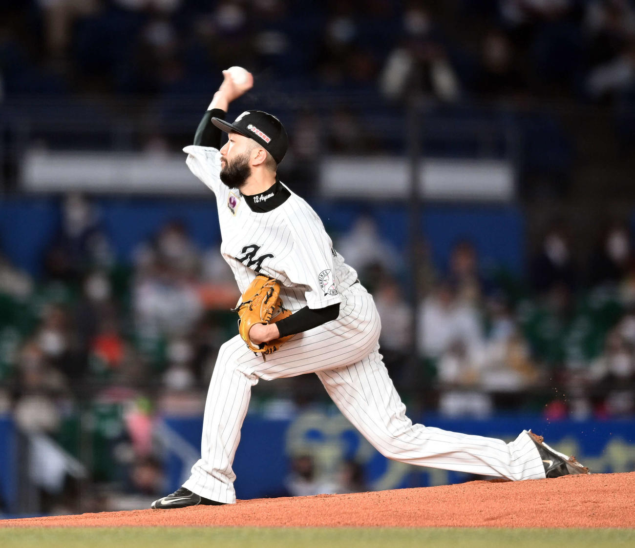ロッテ対日本ハム　先発し力投するロッテ石川（撮影・鈴木みどり）