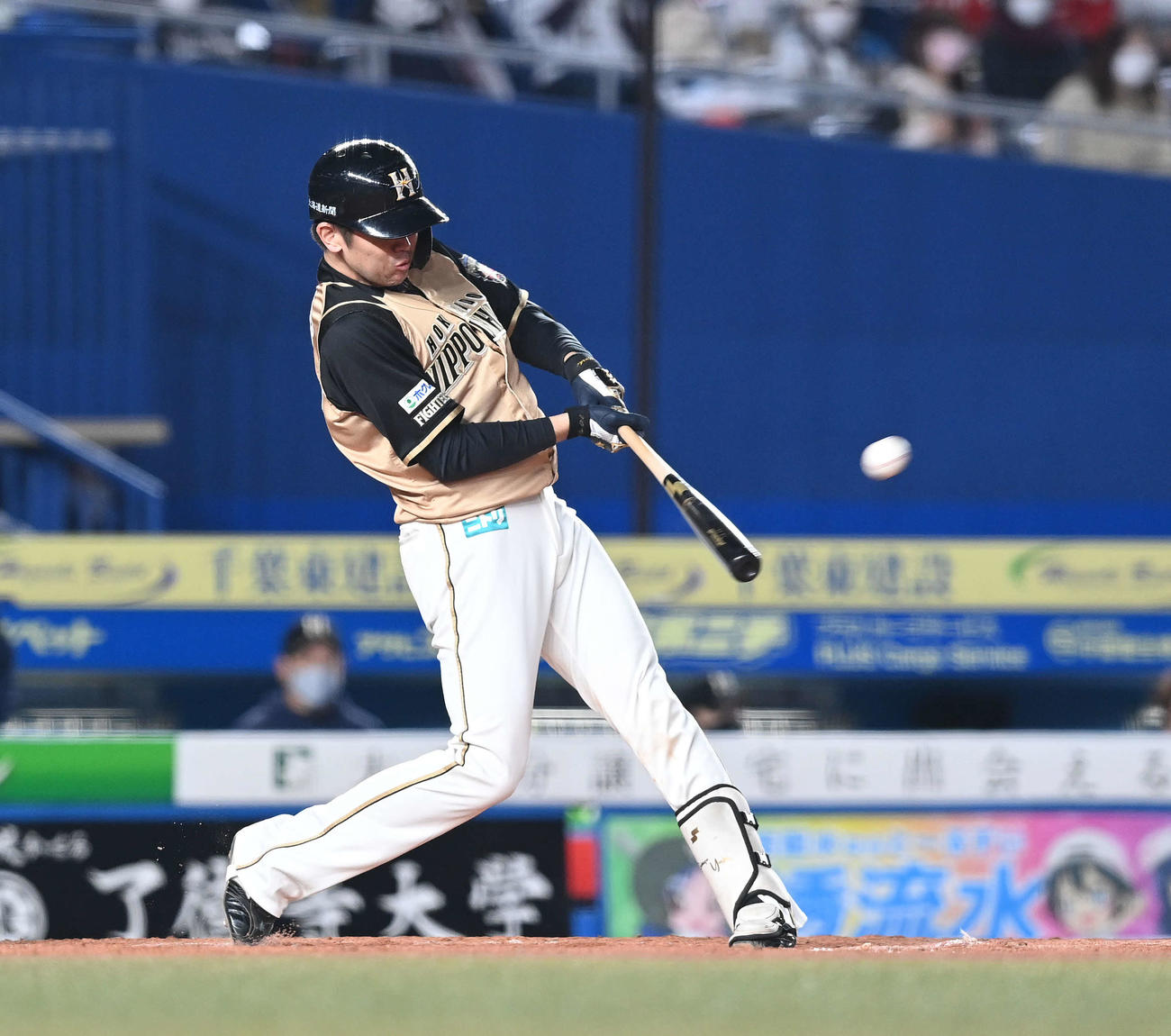 ロッテ対日本ハム　2回表日本ハム無死一塁、左越え2点本塁打を放つ清水（撮影・鈴木みどり）