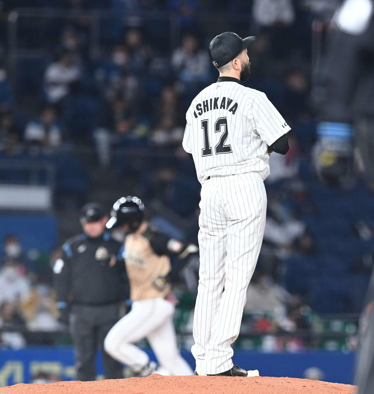 ロッテ対日本ハム　2回表日本ハム無死一塁、清水に左越え2点本塁打を浴びる石川（撮影・鈴木みどり）