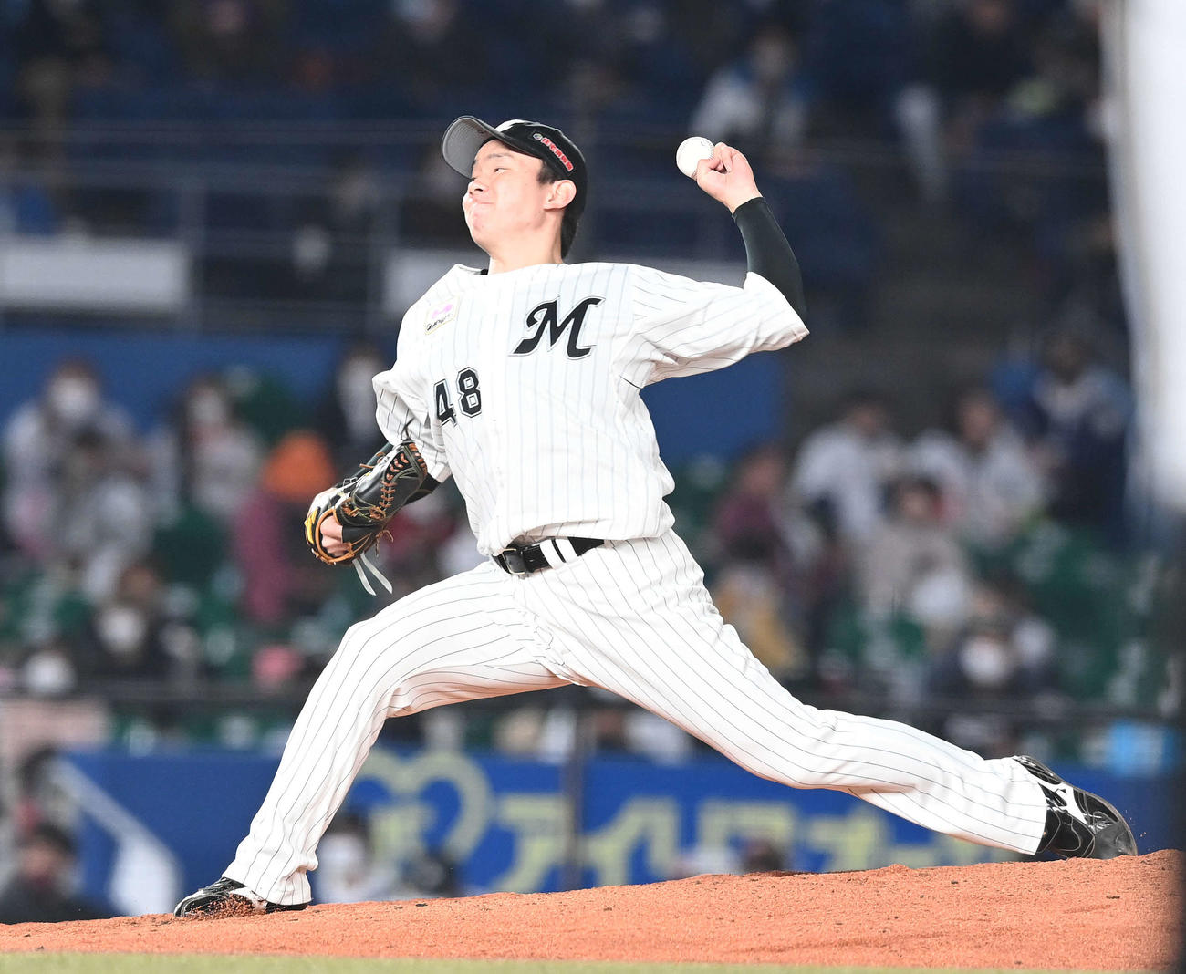 ロッテ対日本ハム　3回表から2番手で登板したロッテ中村稔（撮影・鈴木みどり）