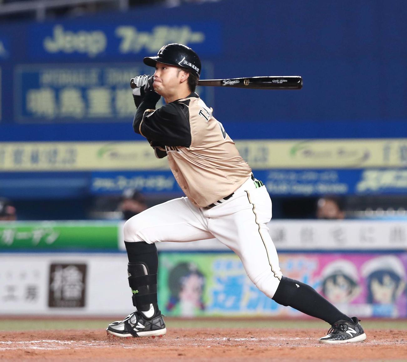 ロッテ対日本ハム　4回表日本ハム無死、左越え二塁打を放つ谷口（撮影・黒川智章）