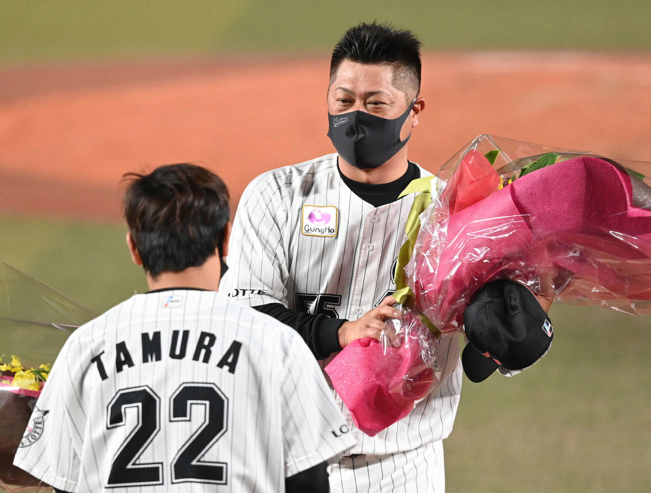 ロッテ対日本ハム　引退するロッテ細川は田村から花束を受け取る（撮影・鈴木みどり）
