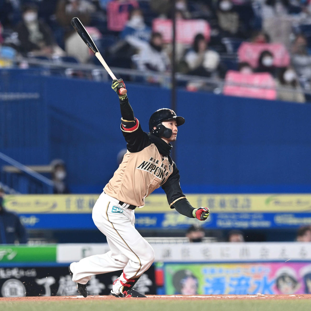 ロッテ対日本ハム　6回表日本ハム2死三塁、右適時二塁打を放つ西川（撮影・鈴木みどり）