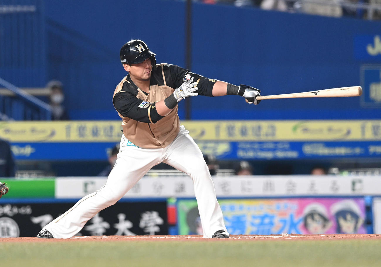 ロッテ対日本ハム　7回表日本ハム無死一塁、左飛に倒れる中田（撮影・鈴木みどり）