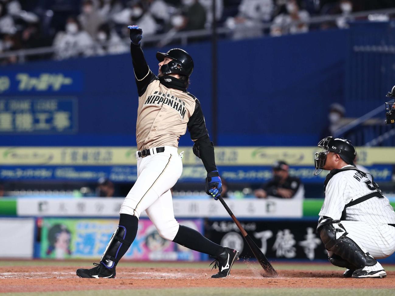 ロッテ対日本ハム　9回表日本ハム2死一塁、右中間に2点本塁打を放つ大田（撮影・黒川智章）