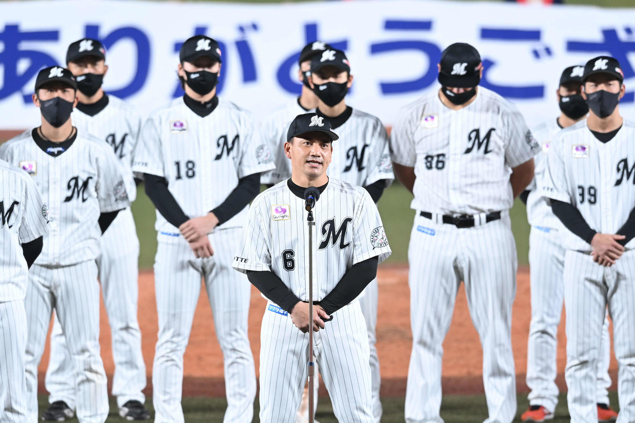 ロッテ対日本ハム　ZOZOマリンスタジアムでの今季最終戦を終え、ファンにあいさつするロッテ井口監督（中央）（撮影・鈴木みどり）