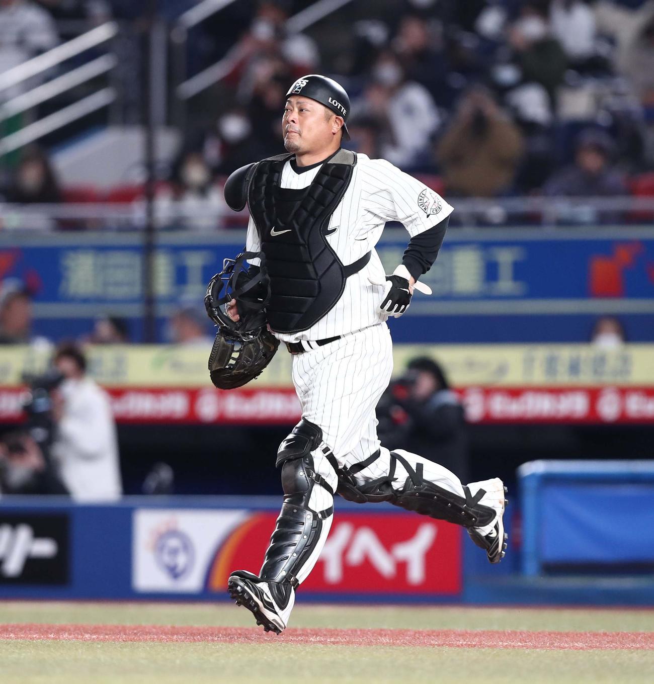 ロッテ対日本ハム　9回表、守備につく細川（撮影・黒川智章）
