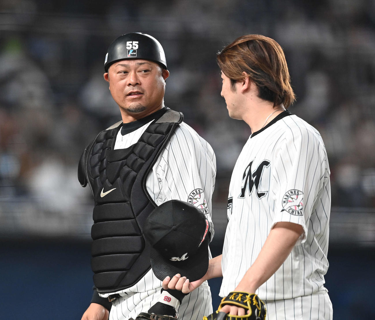 ロッテ対日本ハム　9回表を終え、小野（右）に声をかけるロッテ細川（撮影・鈴木みどり）