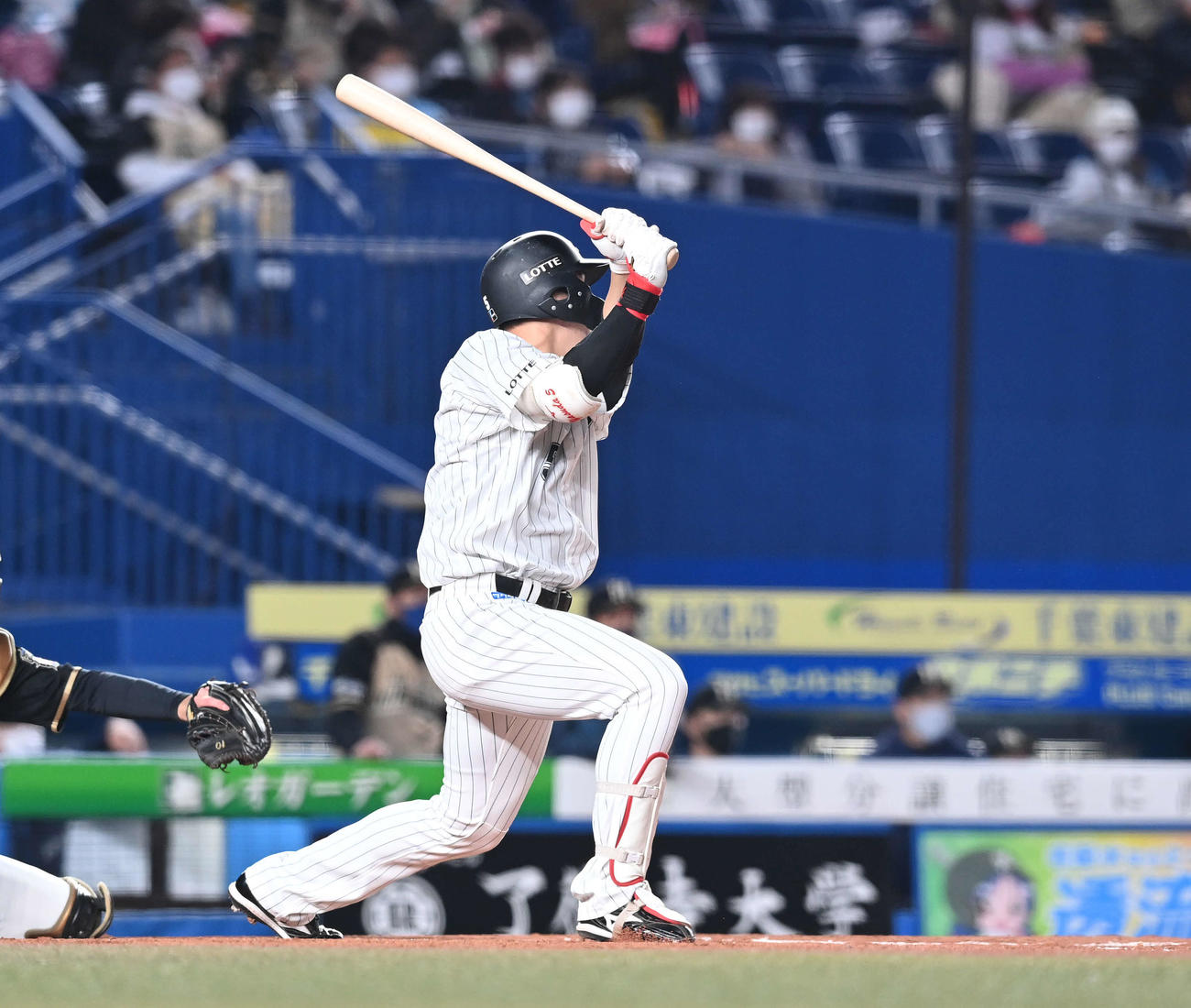 ロッテ対日本ハム　1回裏ロッテ1死二、三塁、左犠飛を放つ安田（撮影・鈴木みどり）