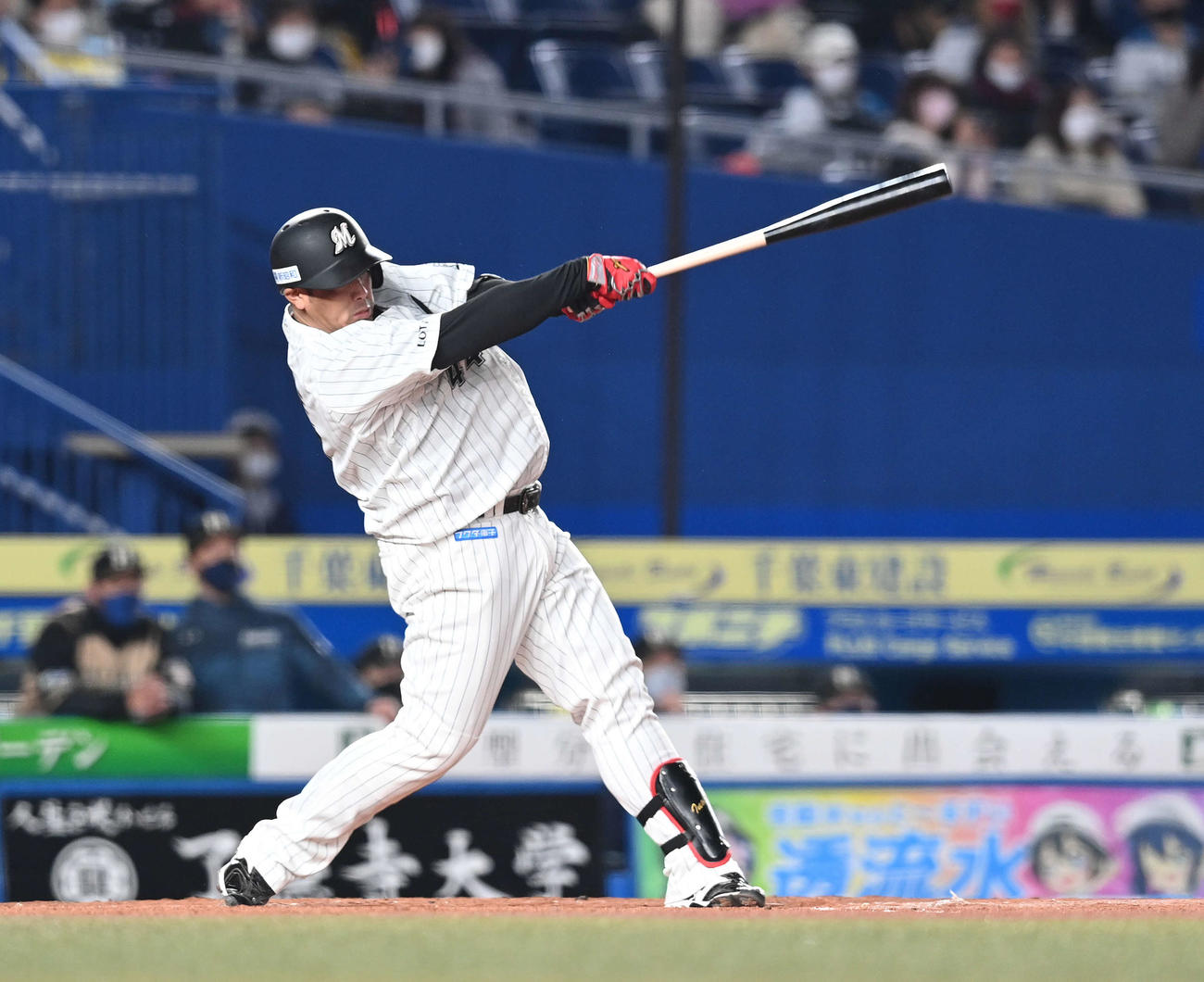 ロッテ対日本ハム　1回裏ロッテ2死一塁、右越え2点本塁打を放つ井上（撮影・鈴木みどり）
