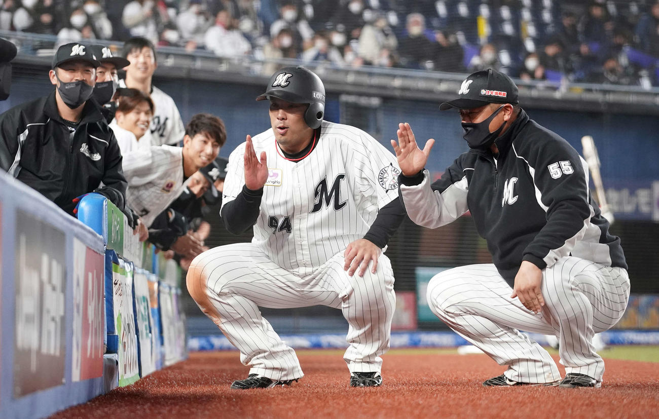 ロッテ対日本ハム　1回裏ロッテ2死一塁、右越え2点本塁打を放った井上（中央）は細川（右）と一緒に「ごっちゃし」ポーズ（撮影・鈴木みどり）