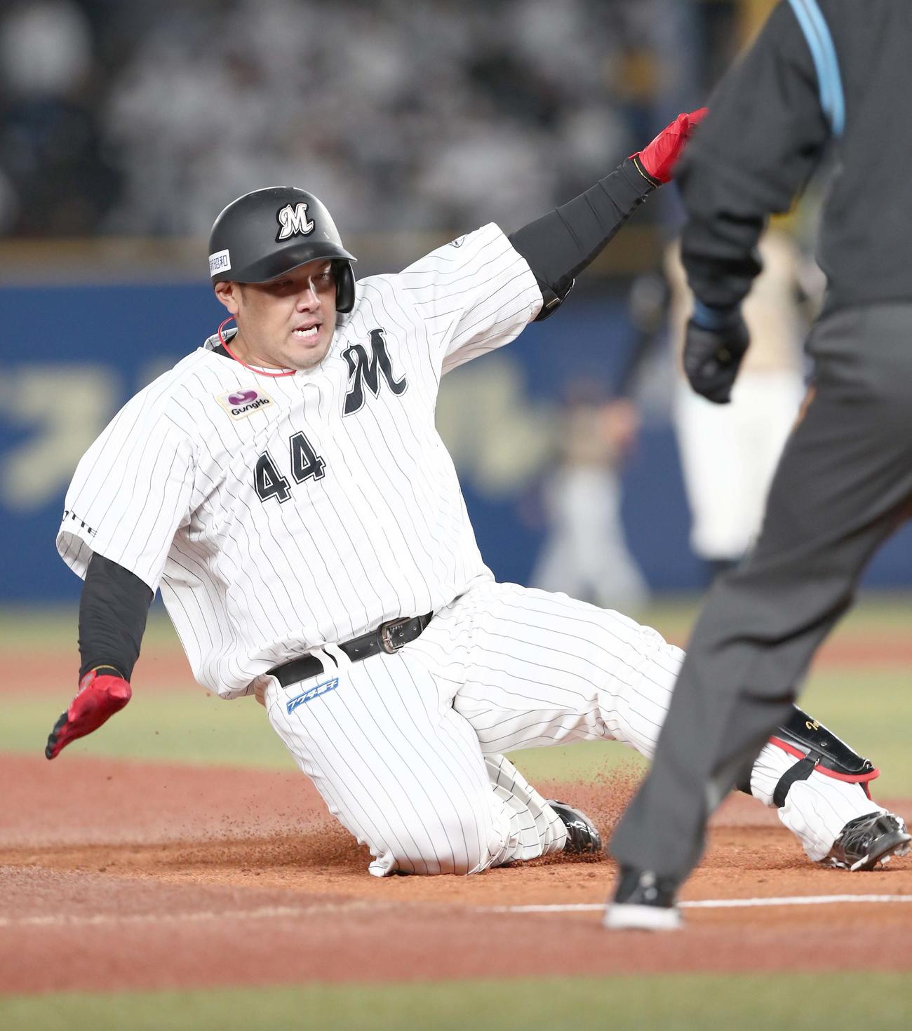 ロッテ対日本ハム　1回裏ロッテ2死一塁、右方向の打球で三塁に滑り込むも右越え2点本塁打となる井上（撮影・黒川智章）