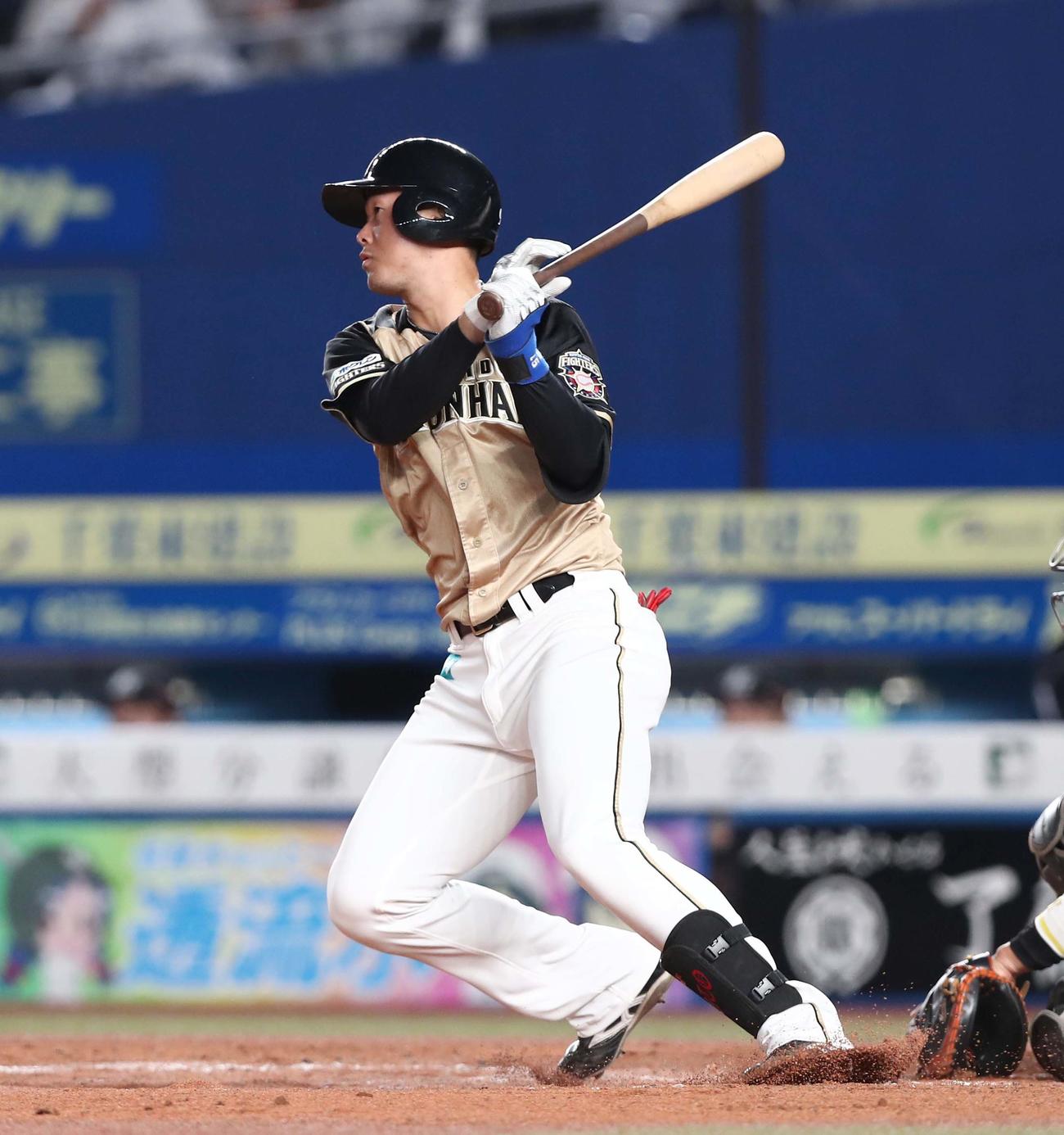 ロッテ対日本ハム　2回表日本ハム無死、中前打を放つ高浜（撮影・黒川智章）