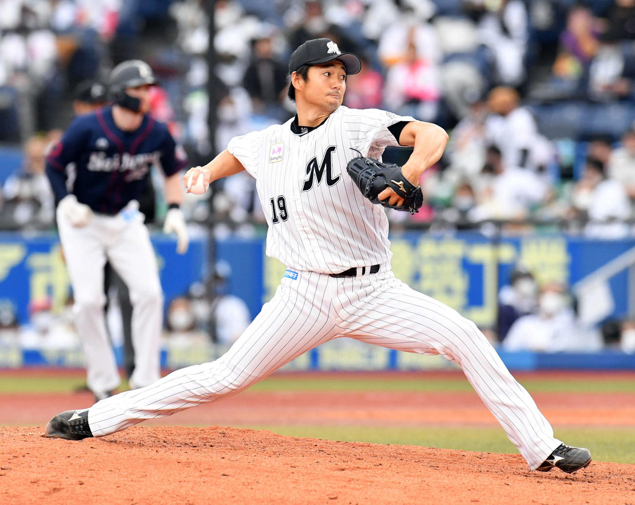 ロッテ対西武　ロッテ5番手で投球する唐川（撮影・滝沢徹郎）