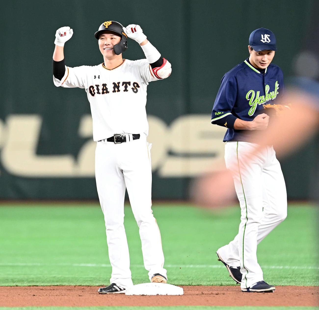巨人対ヤクルト　1回裏巨人2死、通算2000安打を達成し二塁上でガッツポーズを決める巨人坂本（撮影・たえ見朱実）