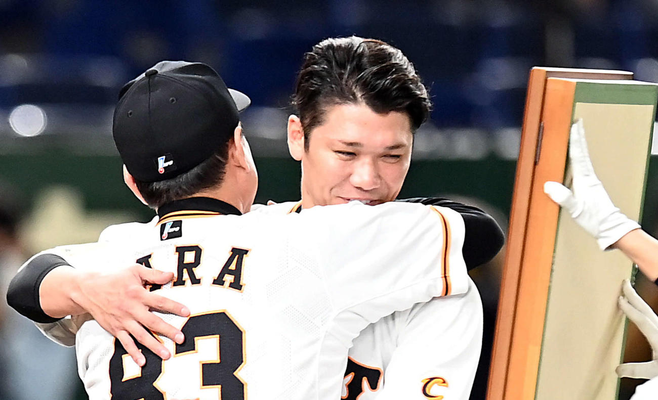巨人長嶋終身名誉監督と原監督のサイン入りのユニホームが贈られ、感激した表情の坂本（撮影・たえ見朱実）