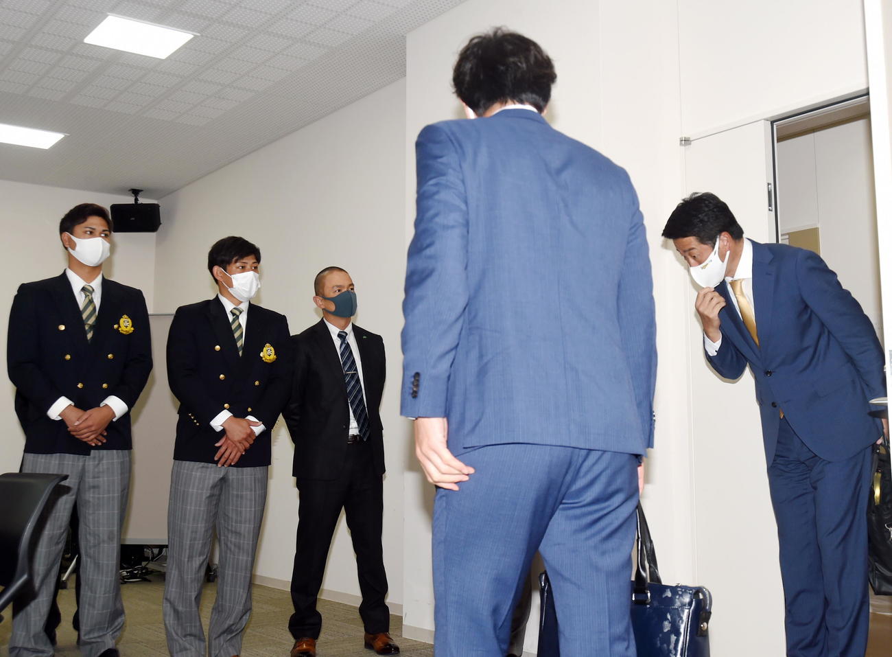 オリックスの関係者を出迎える後方左から仙台大・宇田川、佐野、森本監督（撮影・相沢孔志）