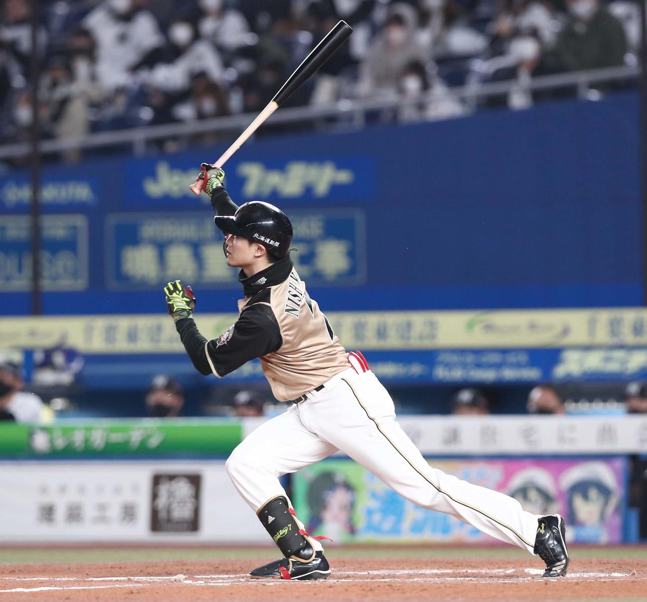ロッテ対日本ハム　6回表日本ハム2死三塁、右翼線に適時二塁打を放つ西川（撮影・黒川智章）