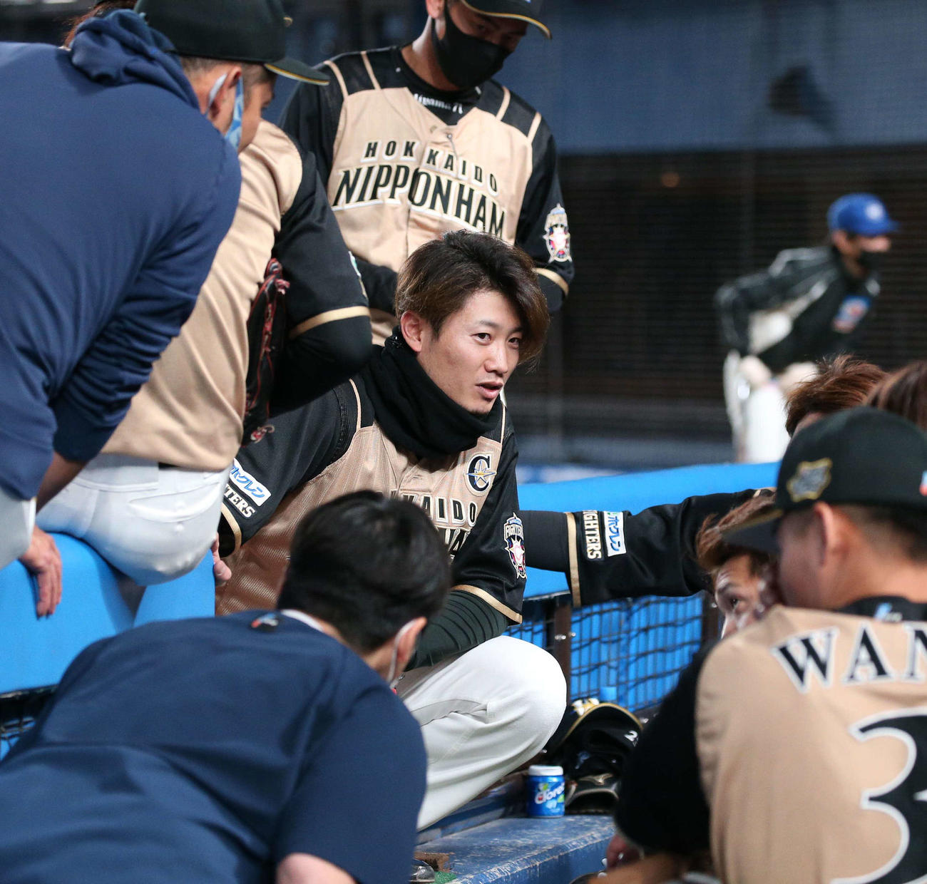 ロッテ対日本ハム　円陣で声だしをする西川（撮影・黒川智章）