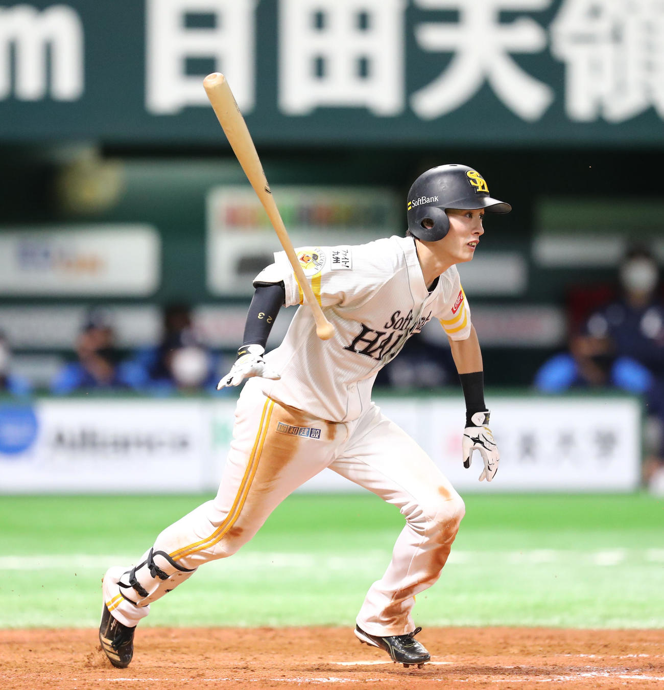 ソフトバンク対西武　4回裏ソフトバンク2死満塁、周東佑京は一塁内野2点適時打を放つ（撮影・梅根麻紀）