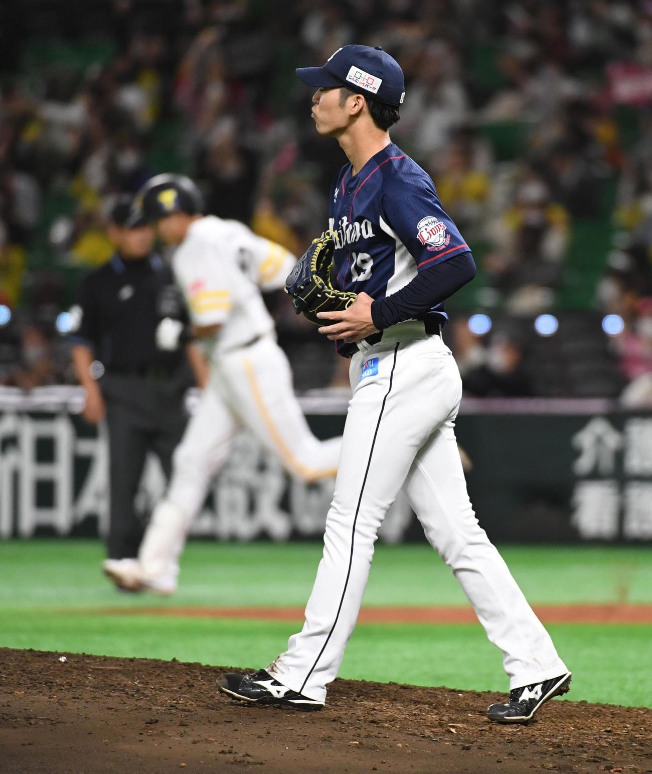 ソフトバンク対西武　3回裏ソフトバンク2死三塁、斉藤大は柳田に2点本塁打を浴びる（撮影・今浪浩三）