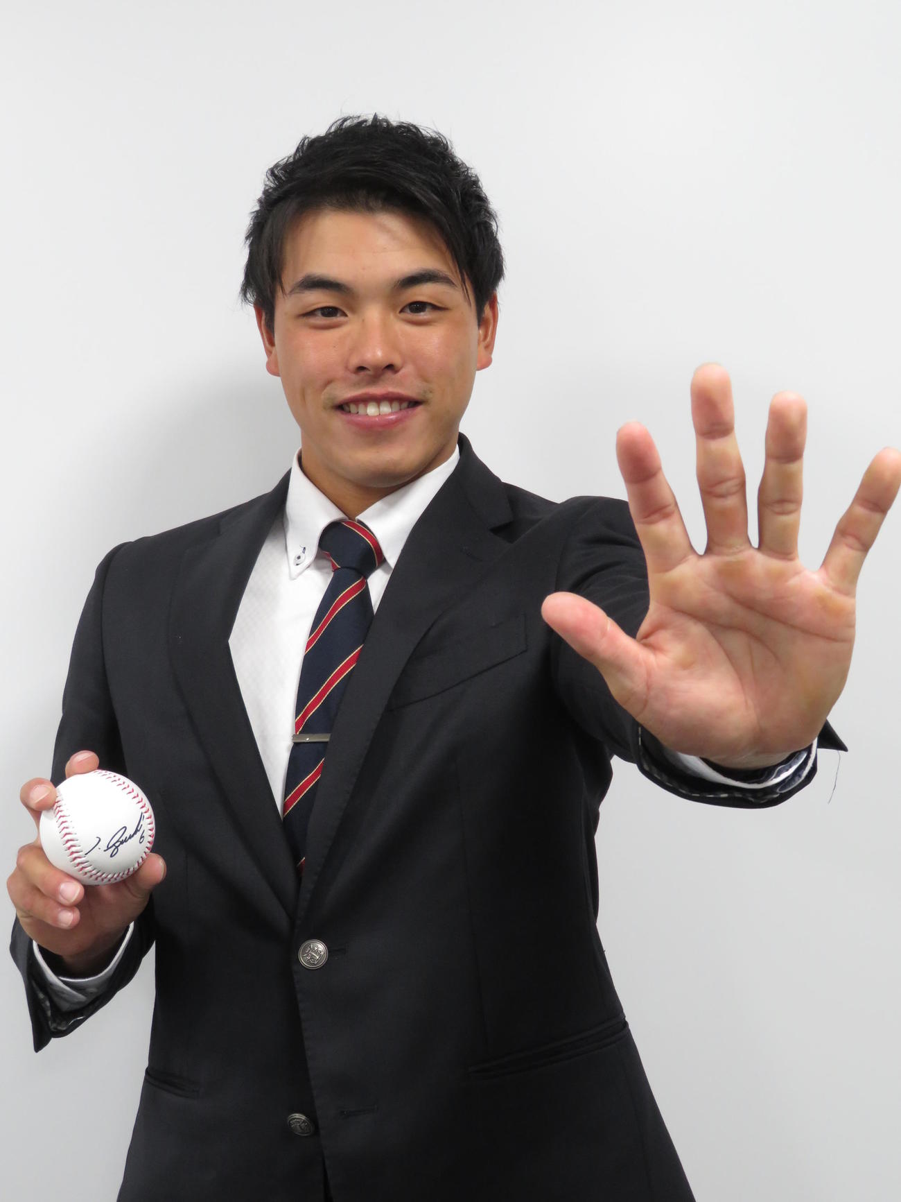 ロッテの今季スローガン「突ッパ！」ポーズをするドラフト3位小川（撮影・金子真仁）