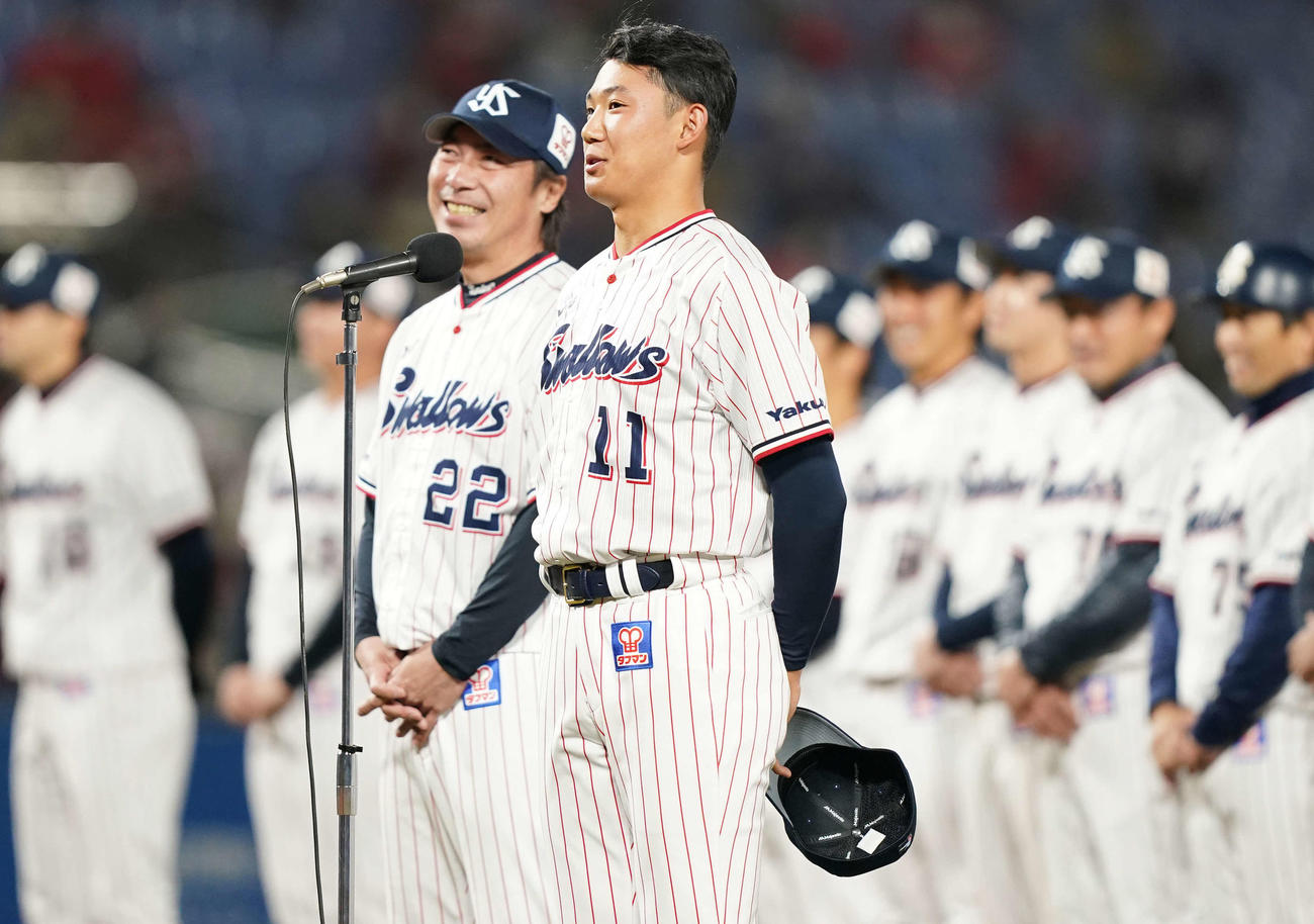 ヤクルト対広島　最終戦セレモニーで高津監督（左）に呼ばれたヤクルト奥川はファンに向けあいさつ（撮影・鈴木みどり）
