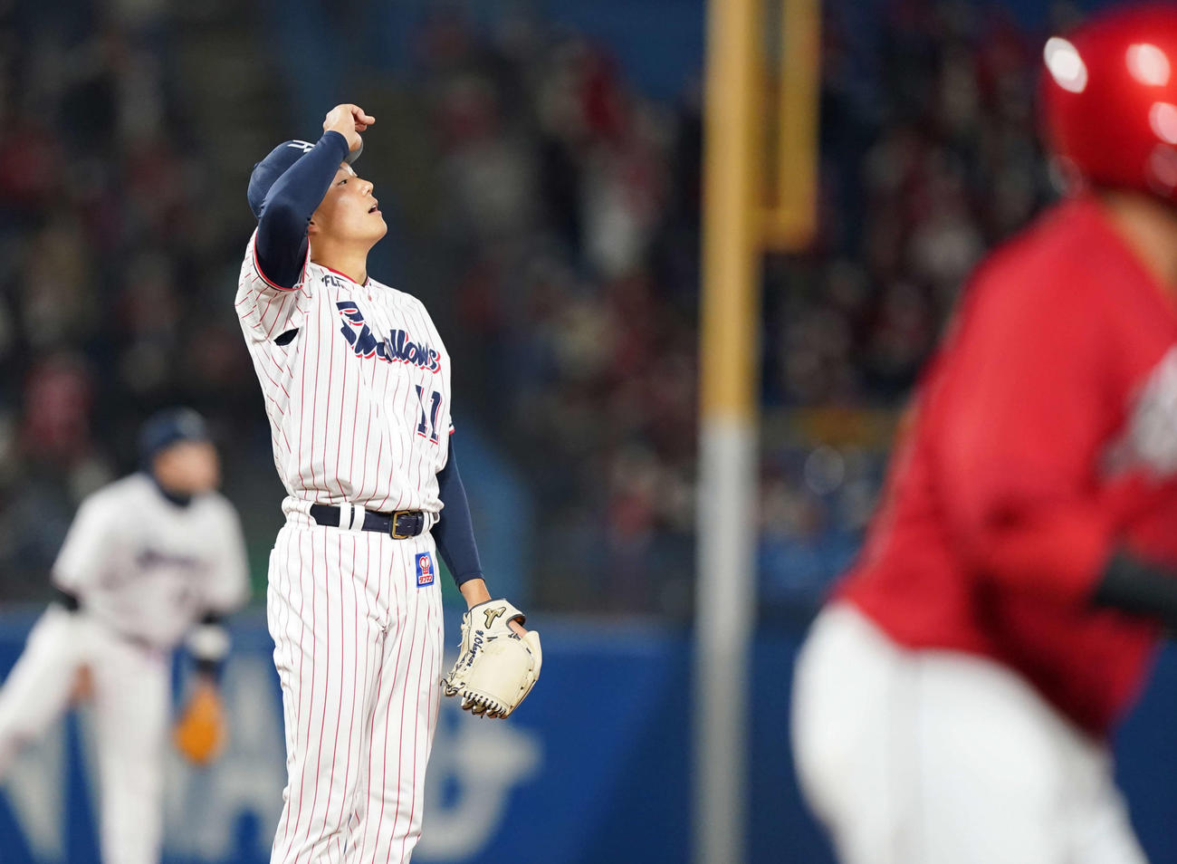 ヤクルト対広島　3回表広島無死一塁、松山に右越え2点本塁打を浴び帽子を脱ぐ奥川（撮影・鈴木みどり）