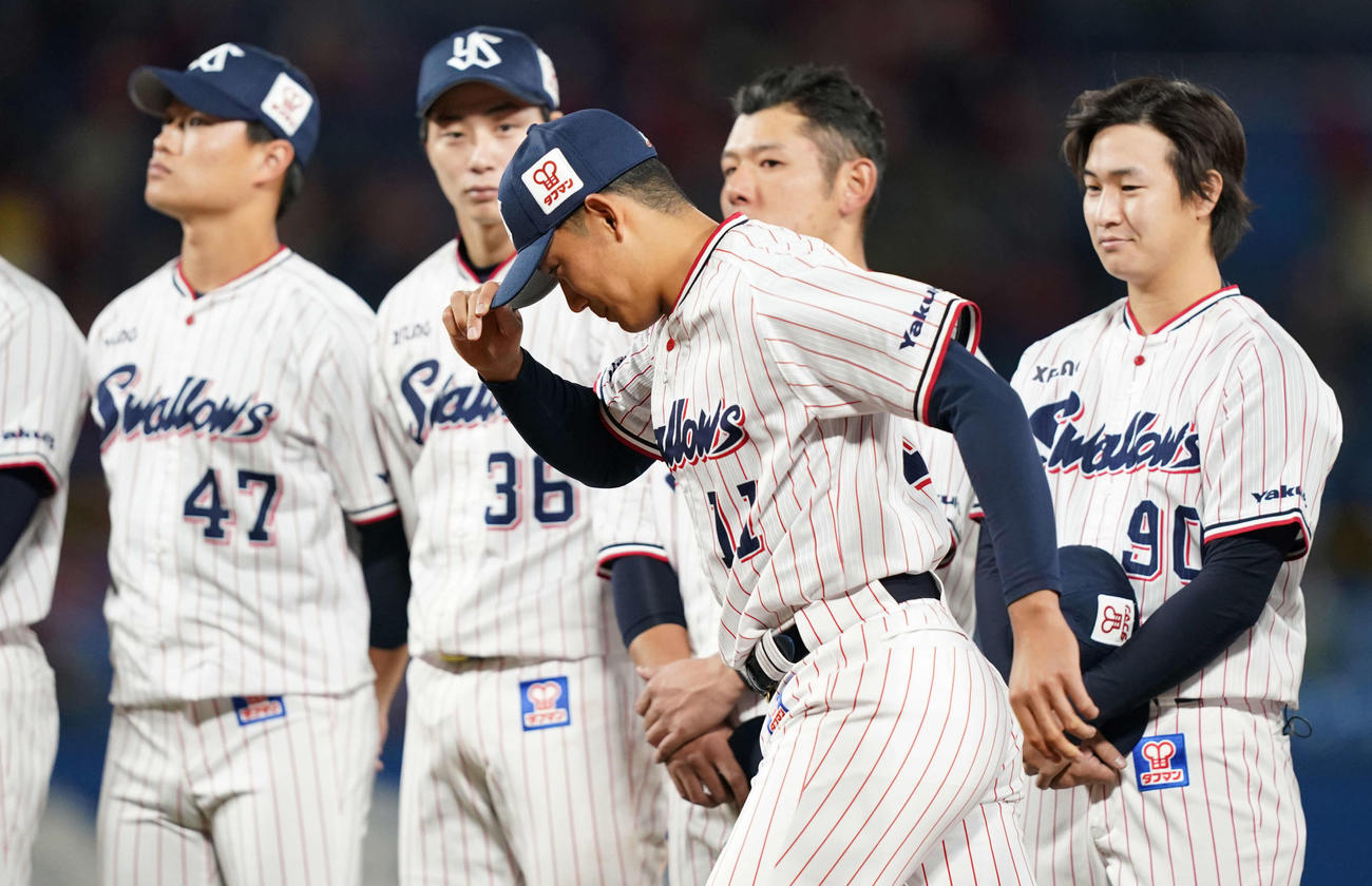 ヤクルト対広島　最終戦セレモニーで高津監督に急に呼ばれ、マウンド付近に向かうヤクルト奥川（中央）（撮影・鈴木みどり）