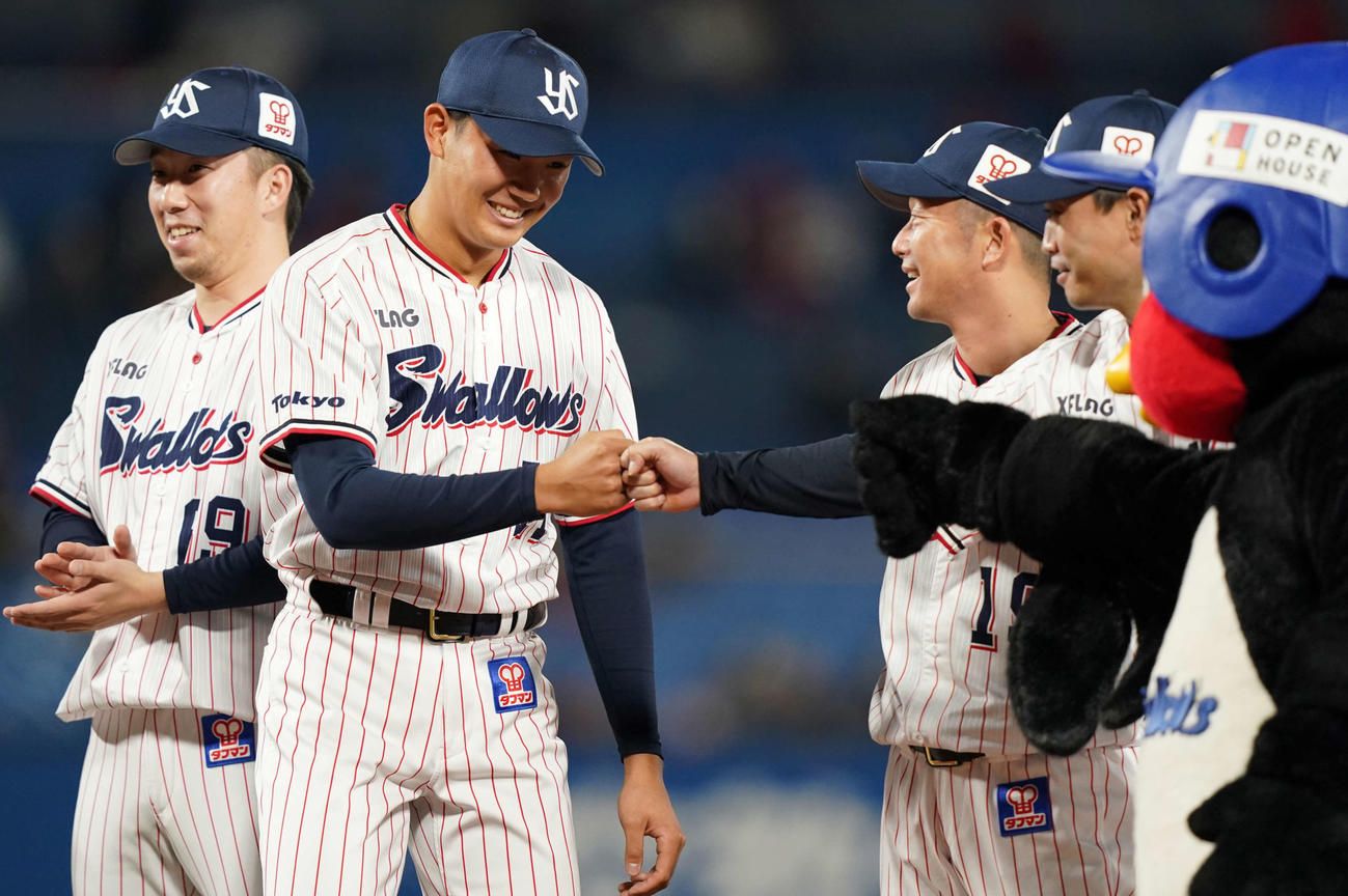 ヤクルト対広島　最終戦セレモニーで高津監督に急に呼ばれあいさつしたヤクルト奥川（左から2人目）は、列に戻り青木とグータッチ（撮影・鈴木みどり）