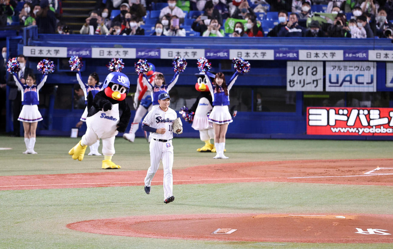 ヤクルト対広島　初登板のヤクルト先発奥川はうれしそうにマウンドに向かう（撮影・浅見桂子）