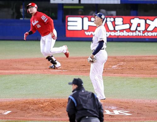 ヤクルト対広島　3回表広島無死一塁、松山に2点本塁打を許し、打球を見つめる奥川（撮影・浅見桂子）