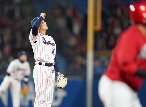 ヤクルト対広島　3回表広島無死一塁、松山に右越え2点本塁打を浴び帽子を脱ぐ奥川（撮影・鈴木みどり）