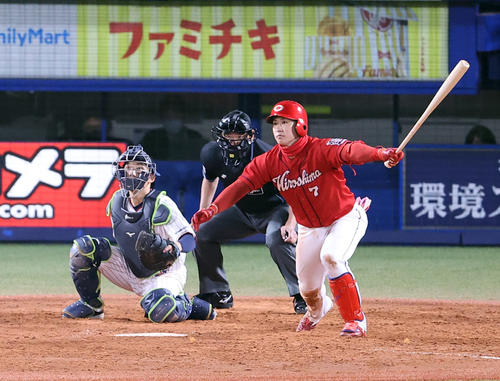 ヤクルト対広島　4回表広島1死一、三塁、堂林は右犠飛を放つ（撮影・浅見桂子）