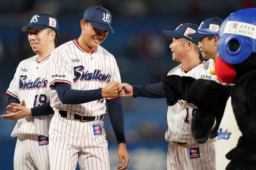 ヤクルト対広島　最終戦セレモニーで高津監督に急に呼ばれあいさつしたヤクルト奥川（左から2人目）は、列に戻り青木とグータッチ（撮影・鈴木みどり）