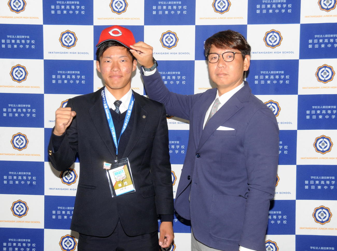 広島の松本スカウト（右）と記念写真に納まる磐田東高・二俣