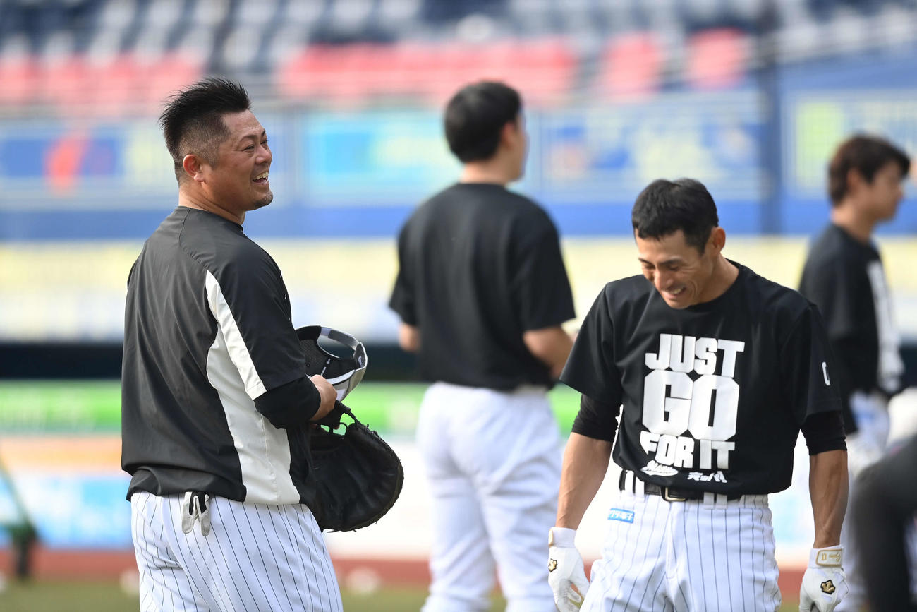 試合前練習で荻野（右）と談笑するロッテ細川（撮影・鈴木みどり）